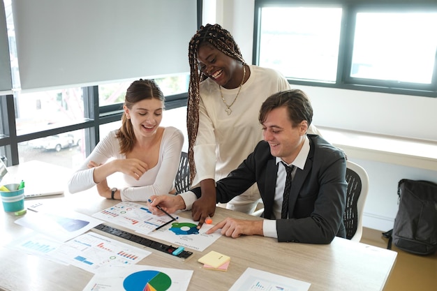 Офіс команда працює над фінансами